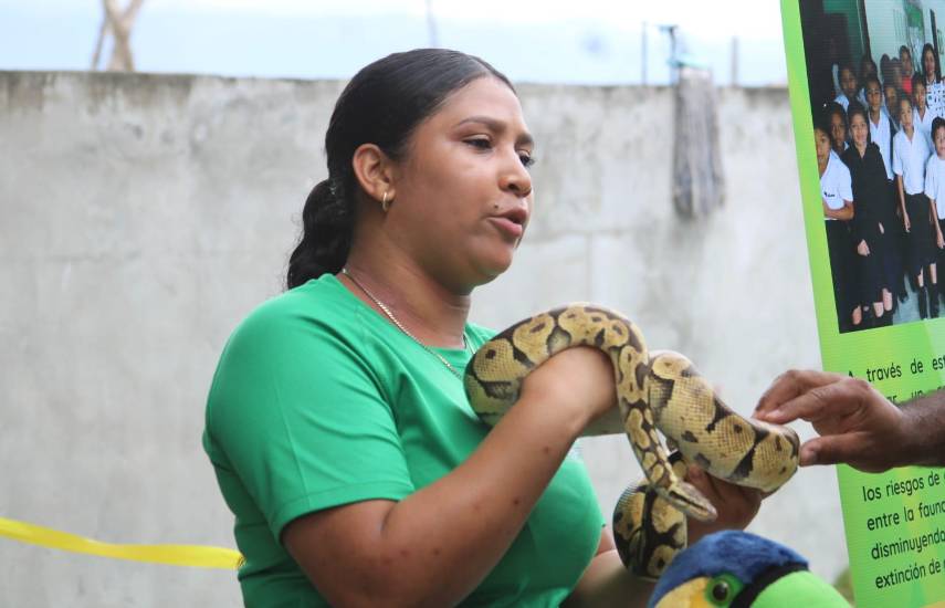 ML | Personal mostrando la importancia de las serpientes en el ecosistema.