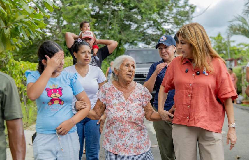 Primera Dama visita Los Santos y entrega donaciones a afectados por el sismo