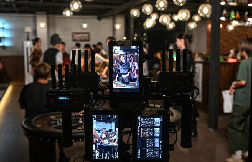 AFP | Pantallas de los monitores en un estudio de cine microdrama en Shanghái.