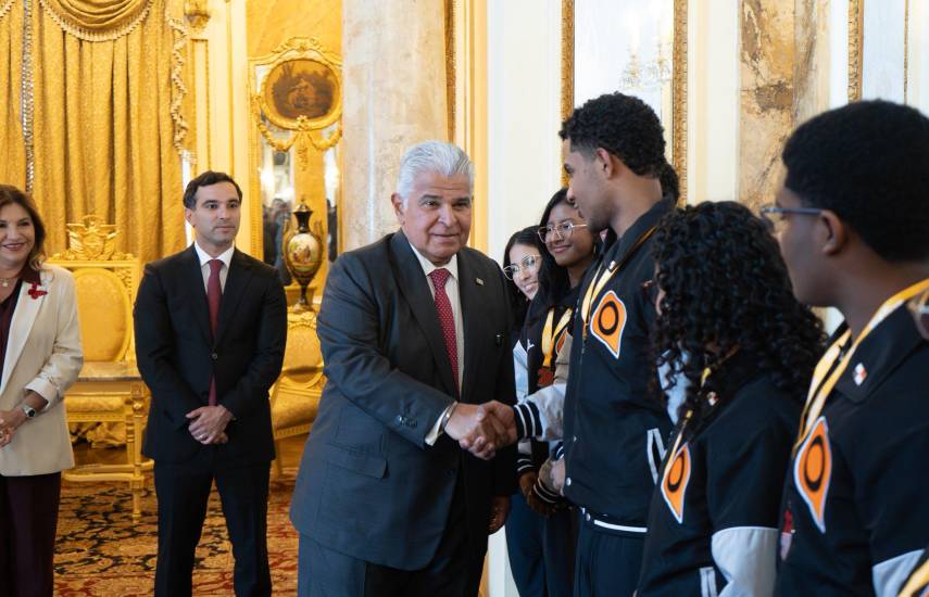 Sofía Araujo y finalistas de Oratoria 2025 son homenajeados por el presidente Mulino