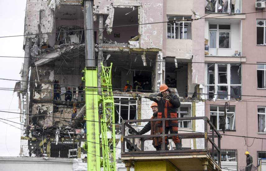 Rusia bombardea Kiev en vísperas de la reunión entre Trump y Zelenski