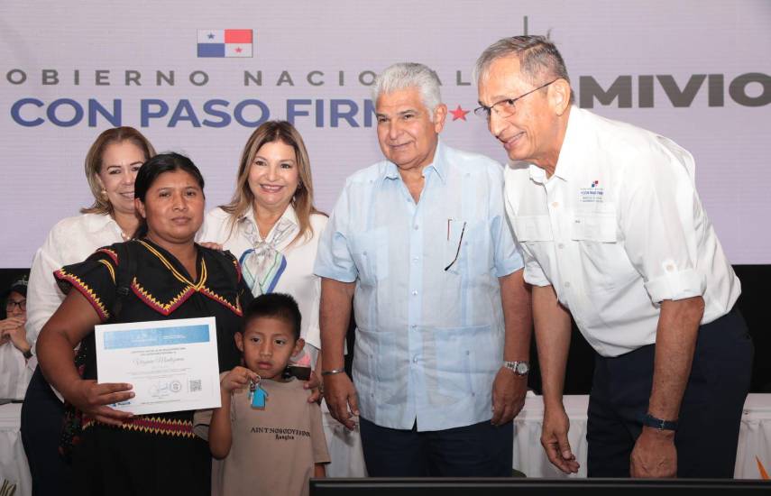 ML | Durante la entrega de las casas.