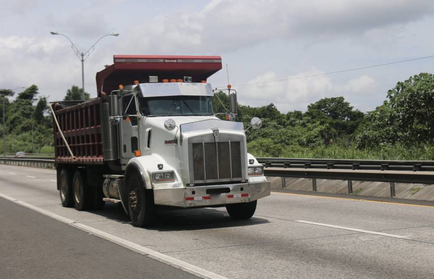 Prohíben circulación de camiones sobredimensionados durante feriado en Panamá