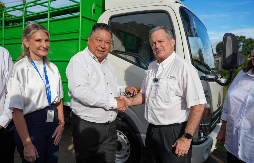 MiAmbiente entrega camiones e implementos para recoger la basura en los distritos de Mariato y Montijo