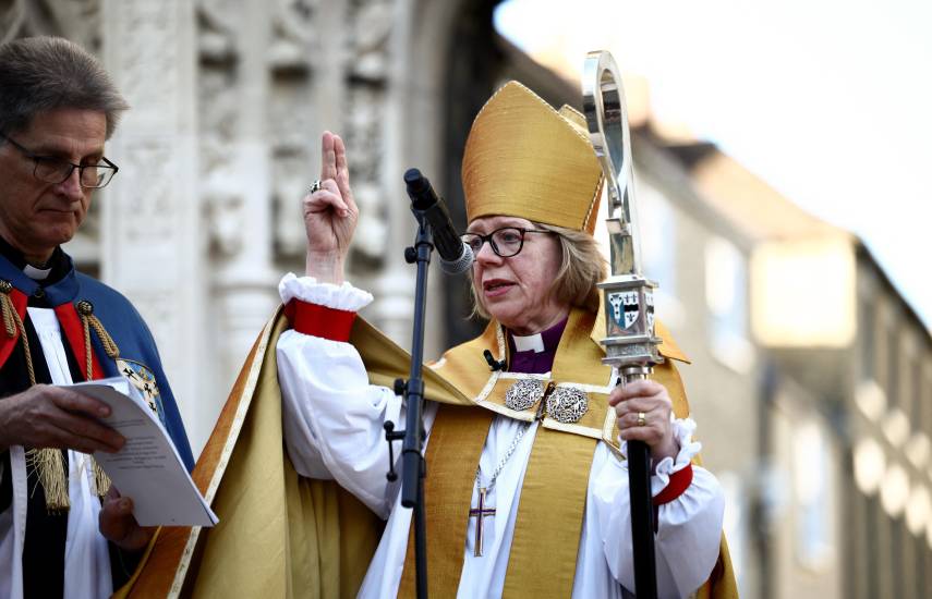 La arzobispa de Canterbury, Sarah Mullally, bendice a la multitud en Buttermarket tras su ceremonia de investidura.