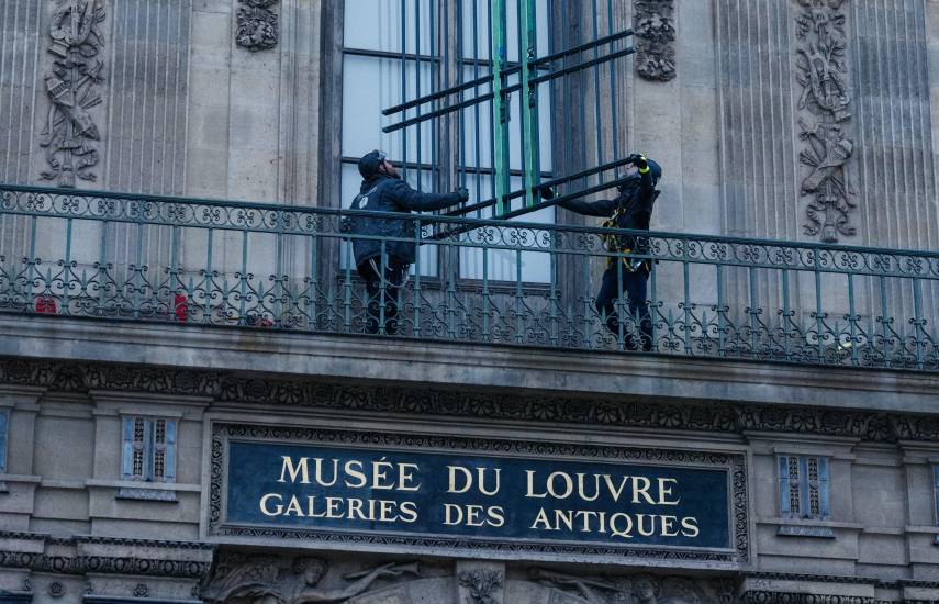 El Louvre instala una reja en la ventana por la que entraron los ladrones