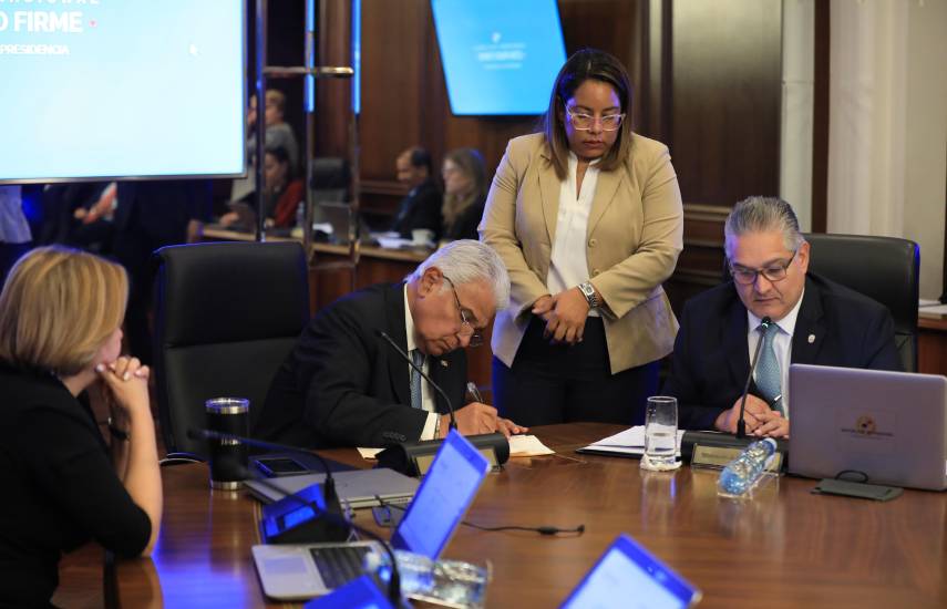 Gabinete aprueba contratación de dos empresas para asegurar la operación de los puertos de Balboa y Cristóbal