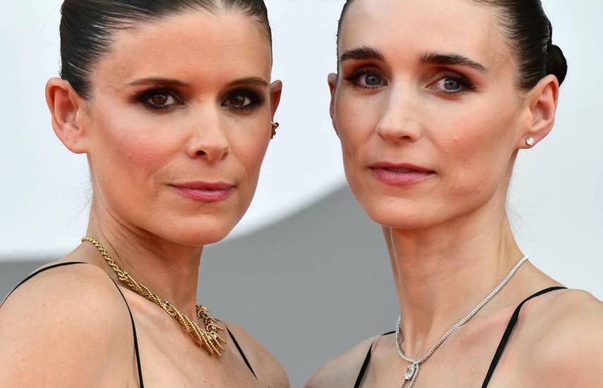 Las hermanas Rooney y Kate Mara sorprenden en Venecia con una interpretación al unísono