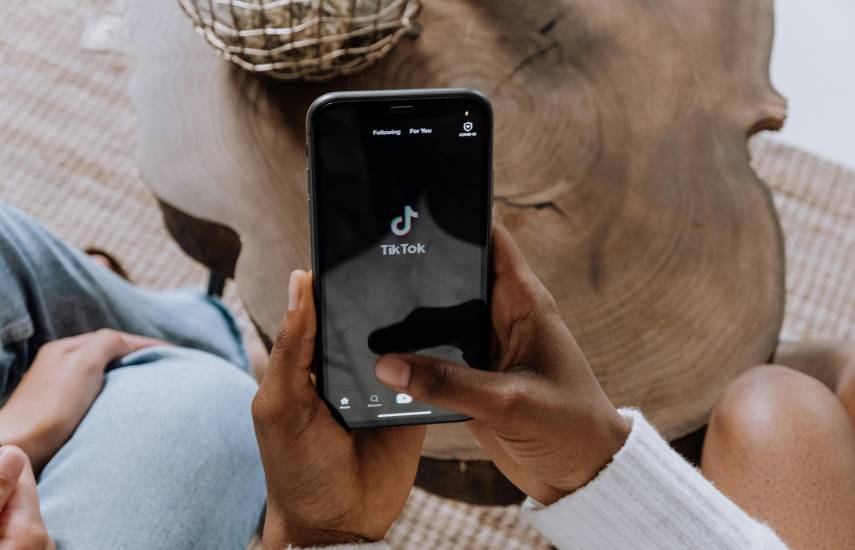 Ciberdelincuentes utilizan vídeos de TikTok para difundir ataques ClickFix y robar información de los usuarios