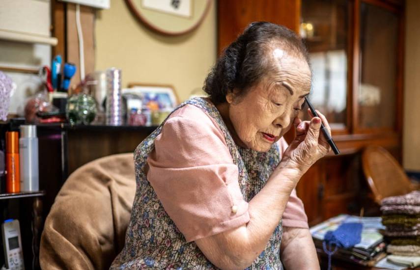 Una japonesa centenaria, la consejera de belleza más anciana del mundo