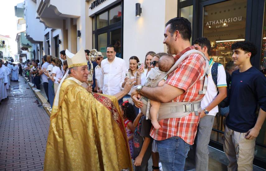 ML | Monseñor José Domingo Ulloa, en las afueras de la Iglesia.