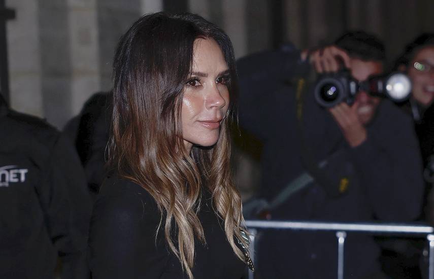 La diseñadora británica Victoria Beckham se marcha tras ser nombrada Caballero de la Orden de las Artes y las Letras durante una ceremonia en el Ministerio de Cultura en París.
