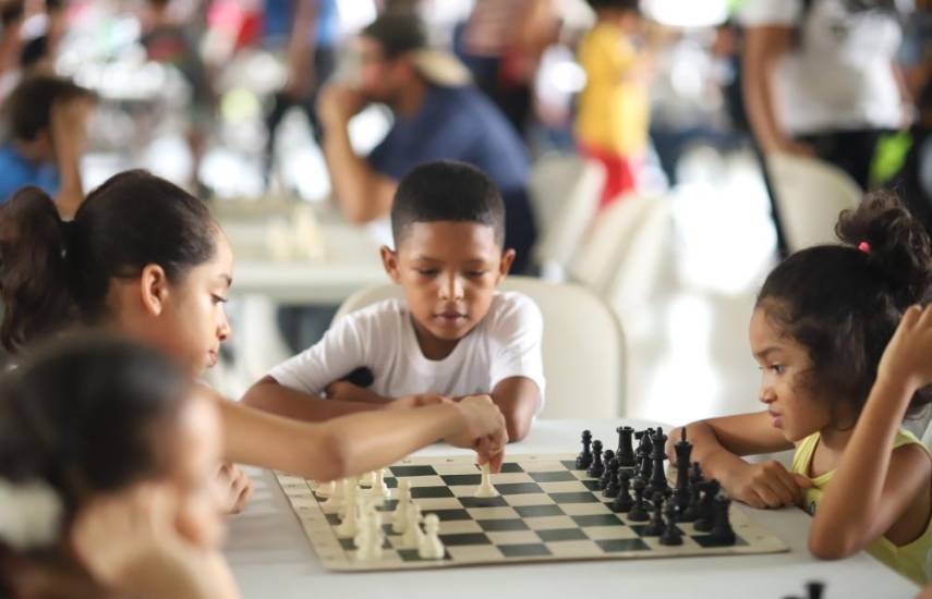 Niños disfrutan de la “Tarde de Ajedrez” en el Parque Omar