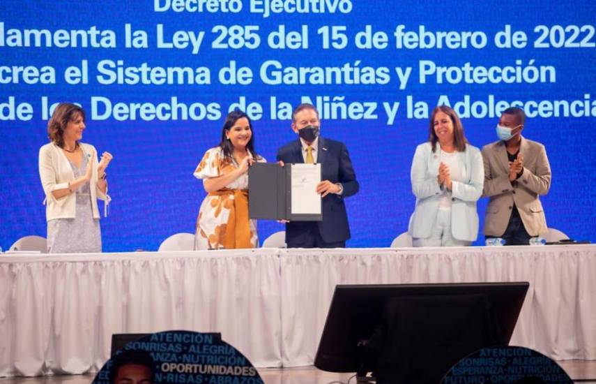 Cortizo firma decretos para proteger a la niñez panameña