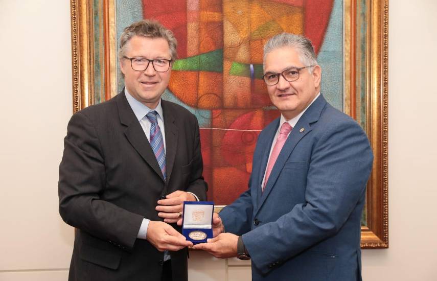 ML | El ministro de la Presidencia, Juan Carlos Orillac y Geza Andreas von Geyr.