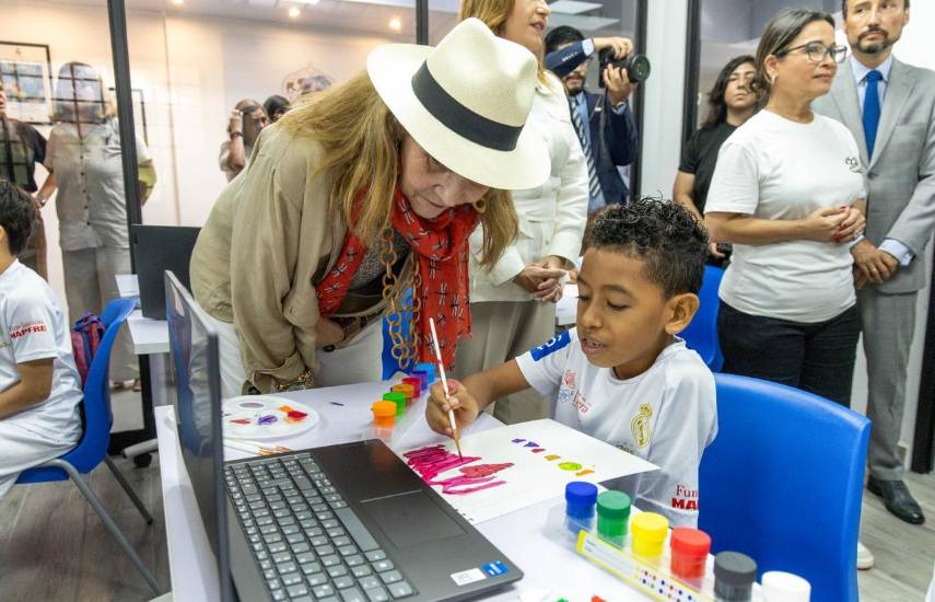 La Infanta Elena de España recorre el Parque Omar junto a la Primera Dama