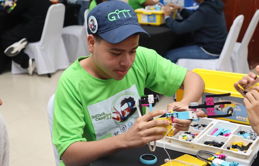 Estudiantes participan en campamento sobre transporte sostenible y educación vial