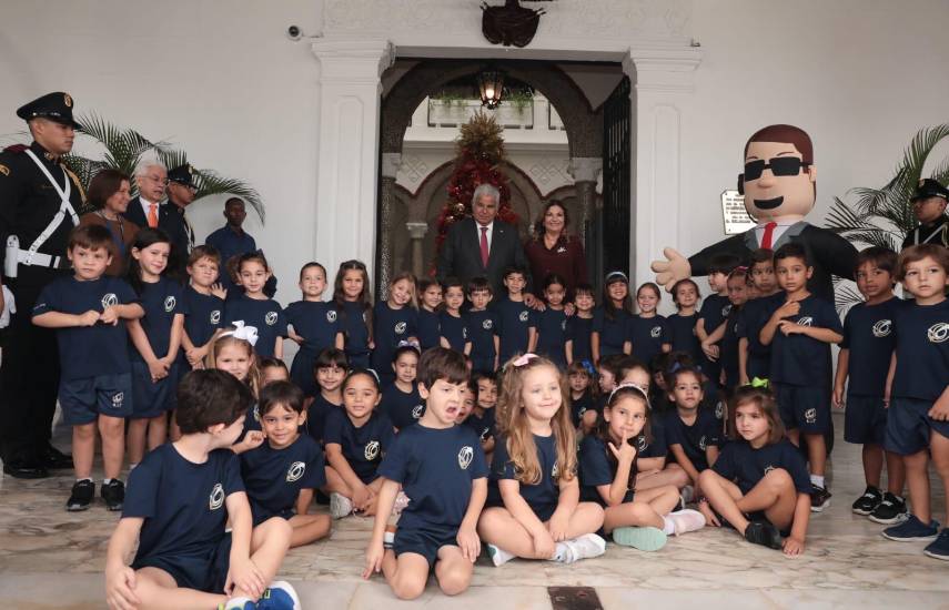 Presidente Mulino recibe a estudiantes de prekínder y kínder en el Palacio de Las Garzas