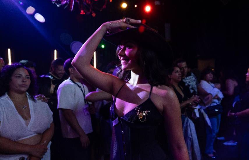 Mariangela sorprendió en Nueva York con una versión de La Puerta Negra