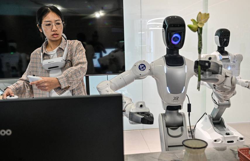 Robots de limpieza salen del laboratorio y se ponen manos a la obra en los salones chinos
