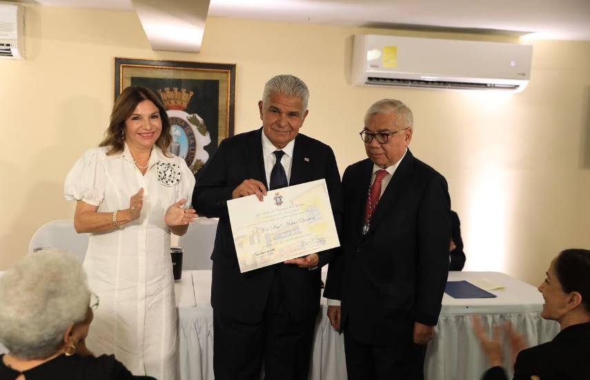 Presidente Mulino es nombrado académico honorario de la Academia Panameña de la Lengua