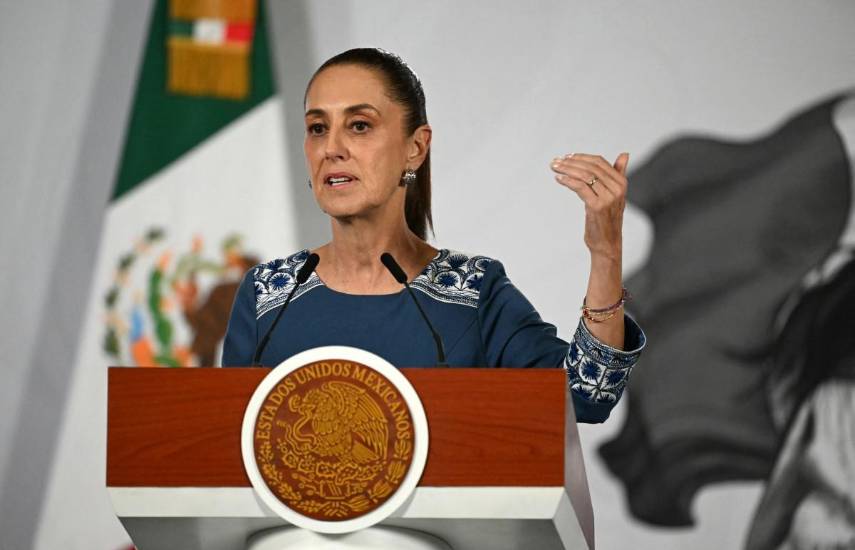 Presidenta de México entrega su boleto al Mundial a ganadora de concurso de dominadas