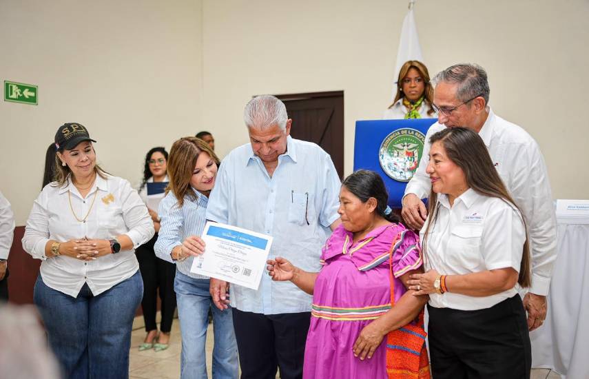 El presidente Mulino entregó 338 casas y 180 títulos de propiedad en Chiriquí