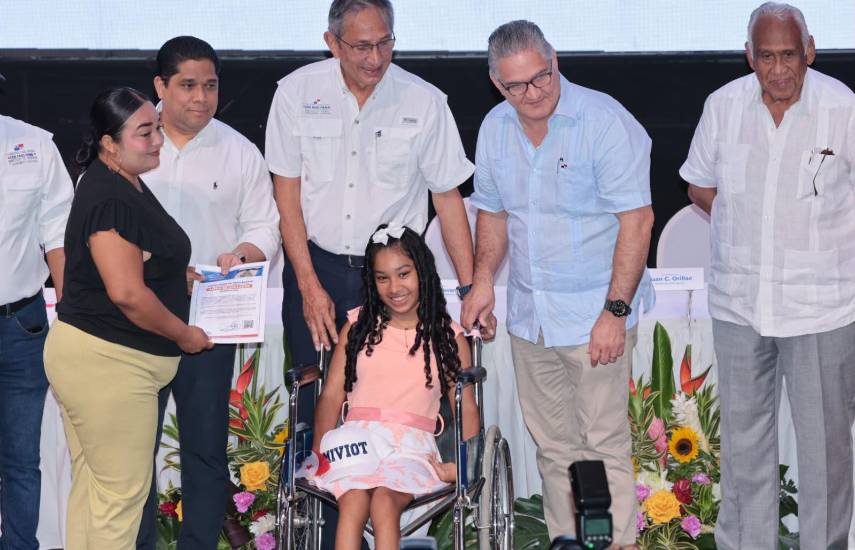 Gobierno entrega 600 apartamentos y 37 títulos de propiedad en Colón