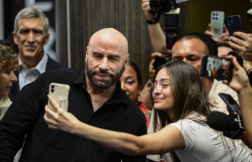 Actor John Travolta causa euforia en cierre de festival de cine en Panamá