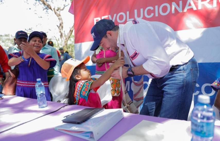 Carrizo visita y se reúne con 10 comunidades en la comarca Ngäbe Buglé durante el Carnaval