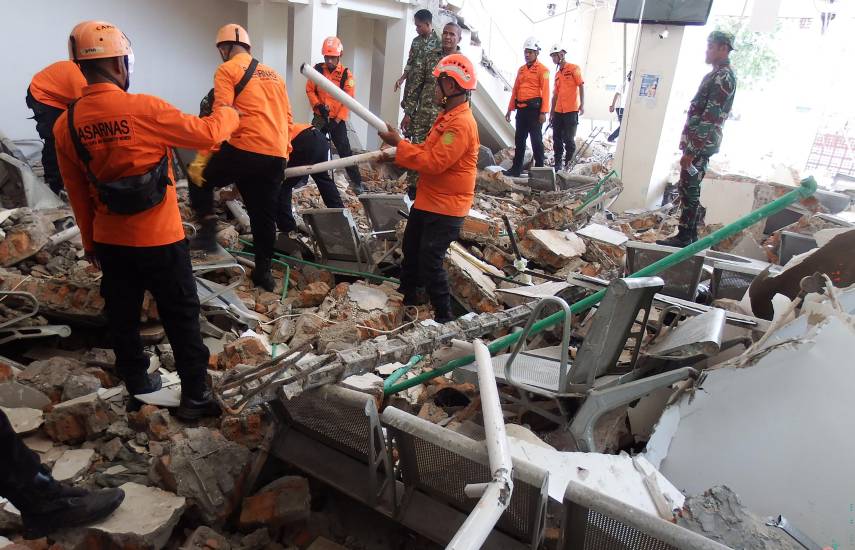 Al menos 40 muertos tras el terremoto de magnitud 7,7 en Indonesia