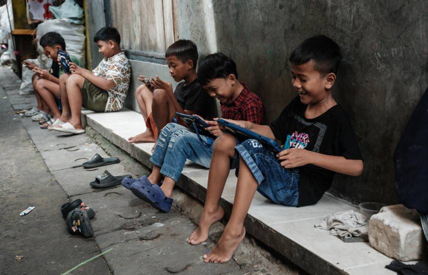Indonesia veta las redes sociales a 70 millones de menores de 16 años