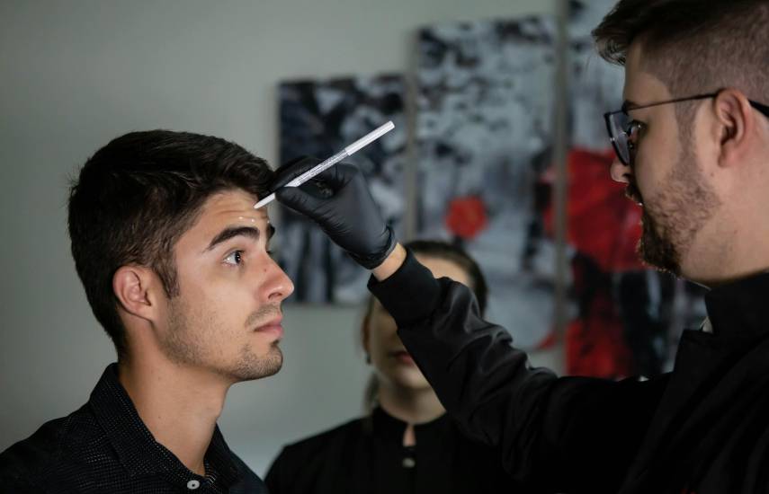 Pexels | Cirugía estética en un hombre.