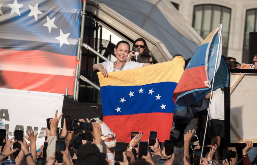 La líder opositora venezolana, María Corina Machado, durante un encuentro con la diáspora venezolana, en la Puerta del Sol, a 18 de abril de 2026, en Madrid (España). Diego Radamés / Europa Press