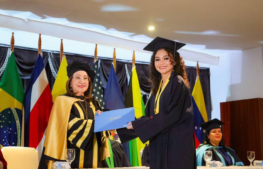 La Universidad Especializada gradúa a 615 nuevos profesionales en Veraguas