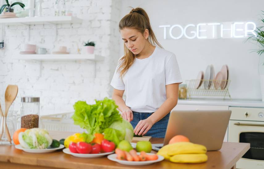 Pexels | Una mujer en la cocina de su casa preparando los alimentos para su dieta.