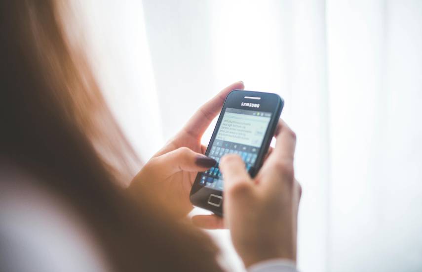 Pexels | Una joven utilizando un móvil.