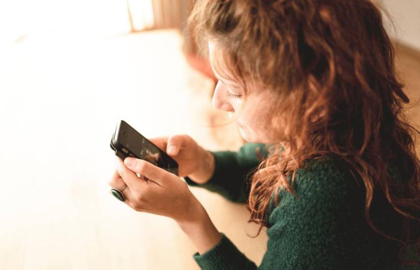 Pixabay | Mujer sostiene su celular mientras observa un video.