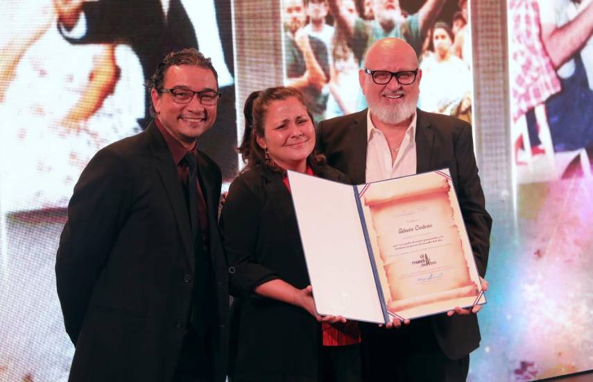 Edwin Cedeño recibe homenaje por su aporte al teatro panameño