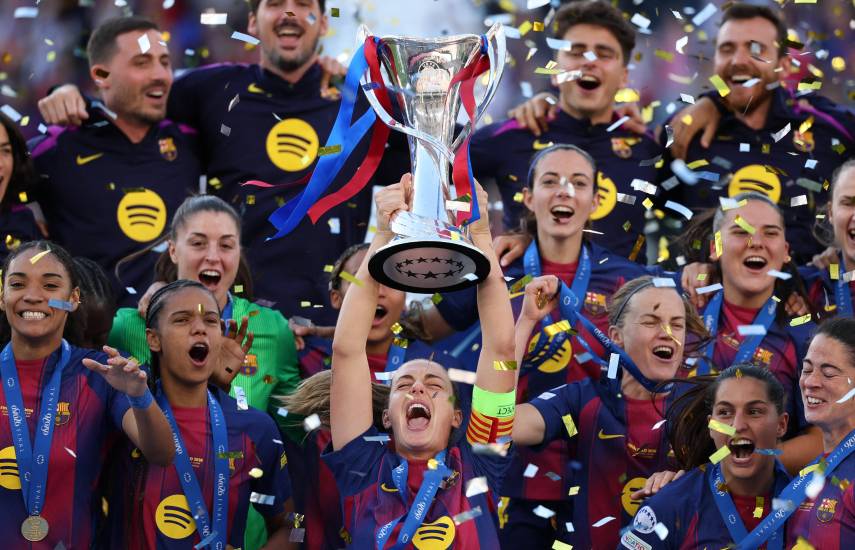 AFP | La mediocampista española del FC Barcelona Alexia Putellas levanta el trofeo de la Women's Champions League de la temporada 2025-26.