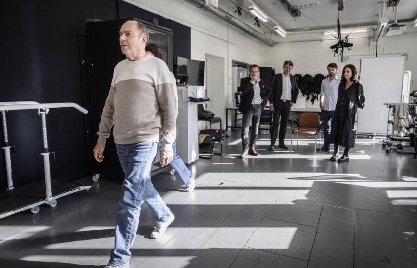 Un implante en la espina dorsal permite a enfermo de Parkinson caminar casi normalmente