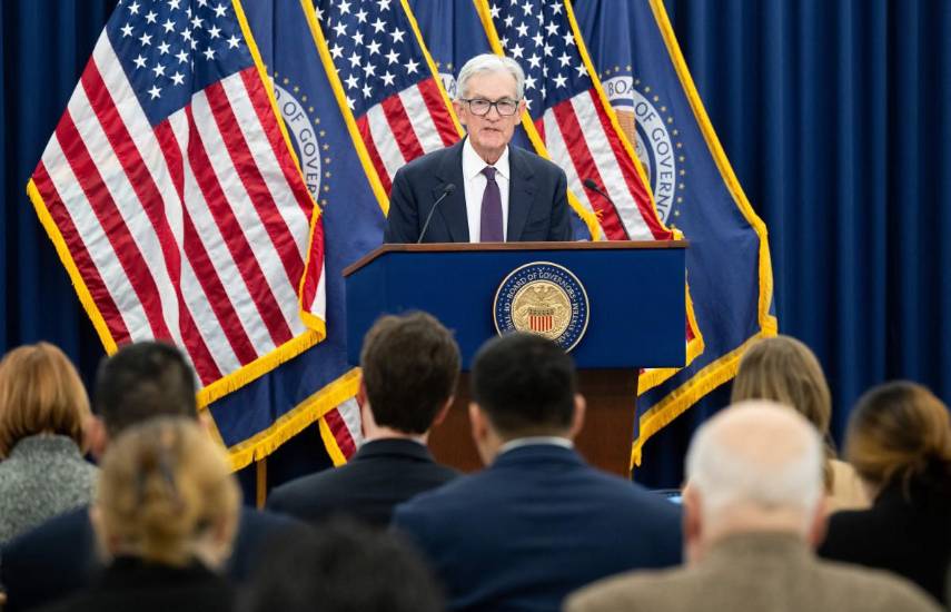 Fed mantiene tasas de interés sin cambios y desafía presión de Trump