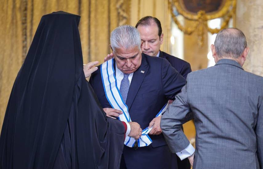 Presidente Mulino es condecorado por el Patriarca Teodoro II