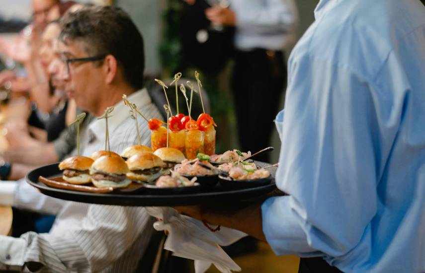 ¿Cuánto cuesta comer en un restaurante?