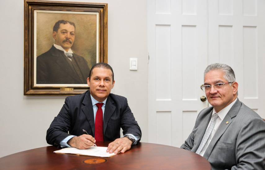 William González toma posesión como nuevo viceministro administrativo del Meduca