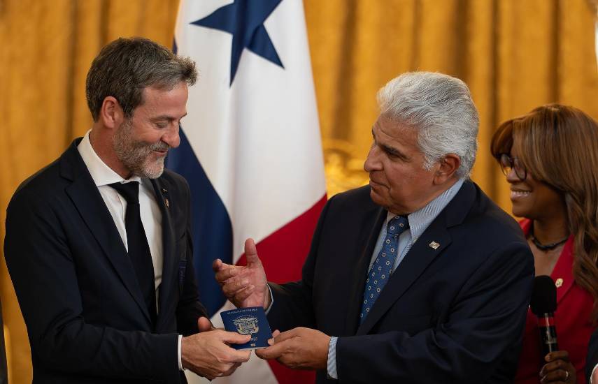 $!Fepafut | l presidente Mulino entregó al director técnico Thomas Christiansen.