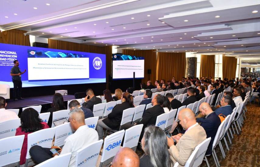 Inaugura congreso bancario en Panamá