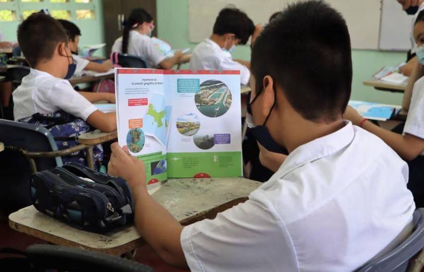 Piden a Mulino vetar los proyectos de actualización de textos escolares y el Sistema Universal de Créditos Académicos