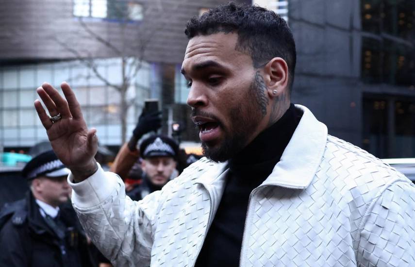 Rapero Chris Brown condenado a prisión en suspenso por pelea en una discoteca de Londres