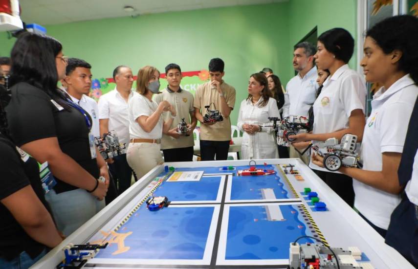 Equipos de Chiriquí y la comarca Ngäbe Buglé participan en competencia de robótica